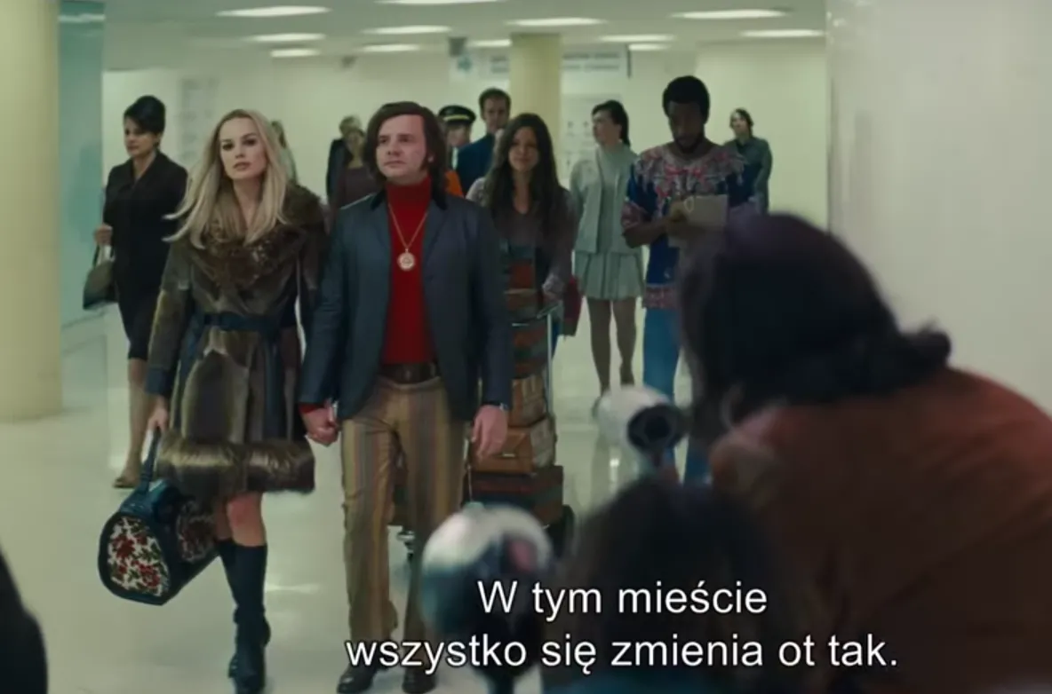 Rafał Zawierucha jako Roman Polański obok Margot Robbie grającej Sharon Tate