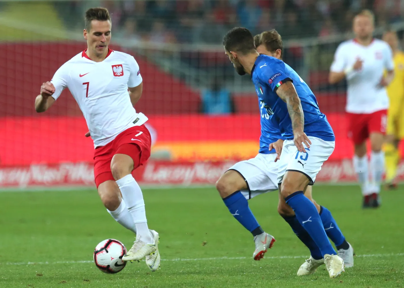Zawodnik reprezentacji Polski Arkadiusz Milik (L) i Włoch Cristiano Biraghi (P) podczas meczu Ligi Narodów