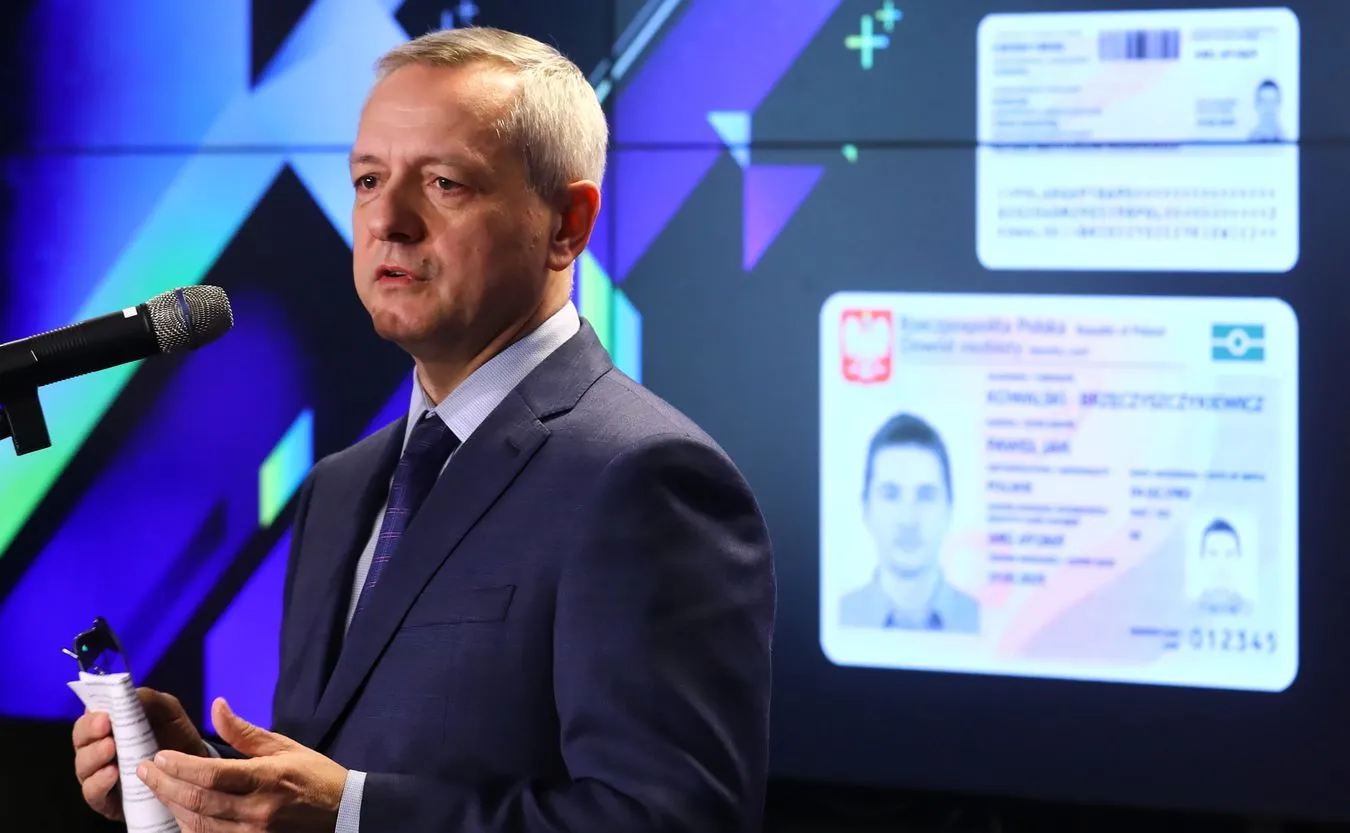 Minister cyfryzacji podczas konferencji prasowej poświęconej wdrożeniu e-dowodu 