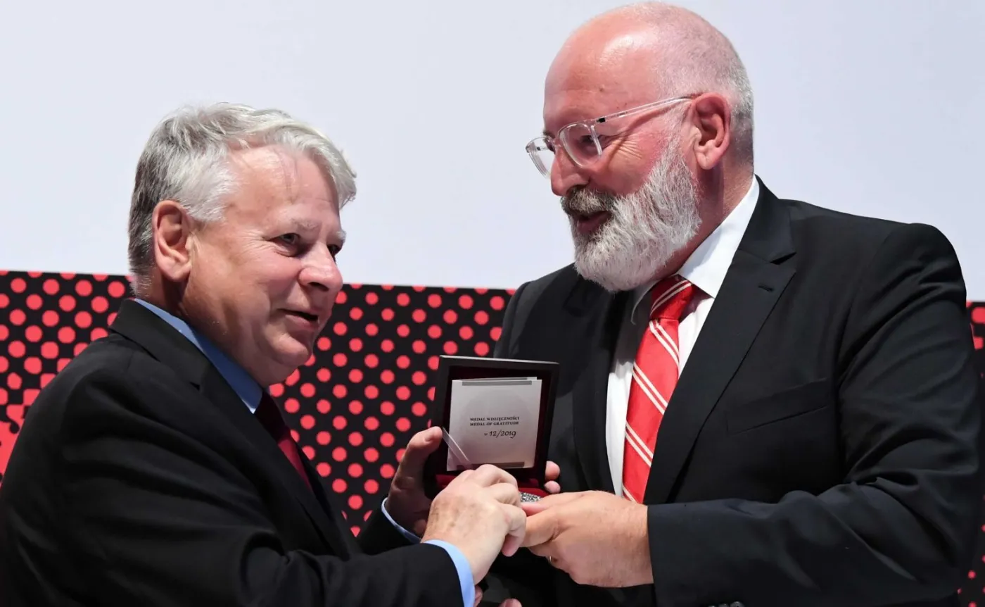 Wicemarszałek Senatu Bogdan Borusewicz (L) wręczył Medal Wdzięczności ECS wiceprzewodniczącemu Komisji Europejskiej Fransowi Timmermansowi