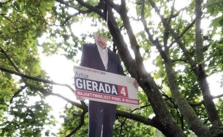 Baner posła Artura Gierady powieszony na drzewie / Cezary Tomczyk
