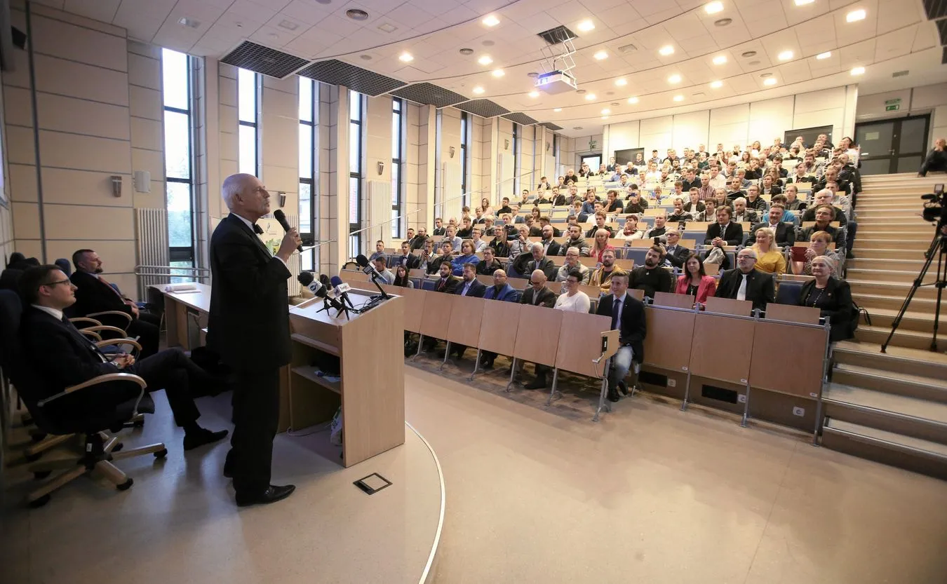 Janusz Korwin-Mikke przemawia podczas konwencji Konfederacji w Szczecinie
