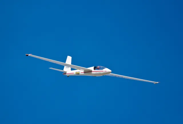 Śmierć pilota koło Ostrowa Wielkopolskiego; szybowiec nagle uderzył w ziemię