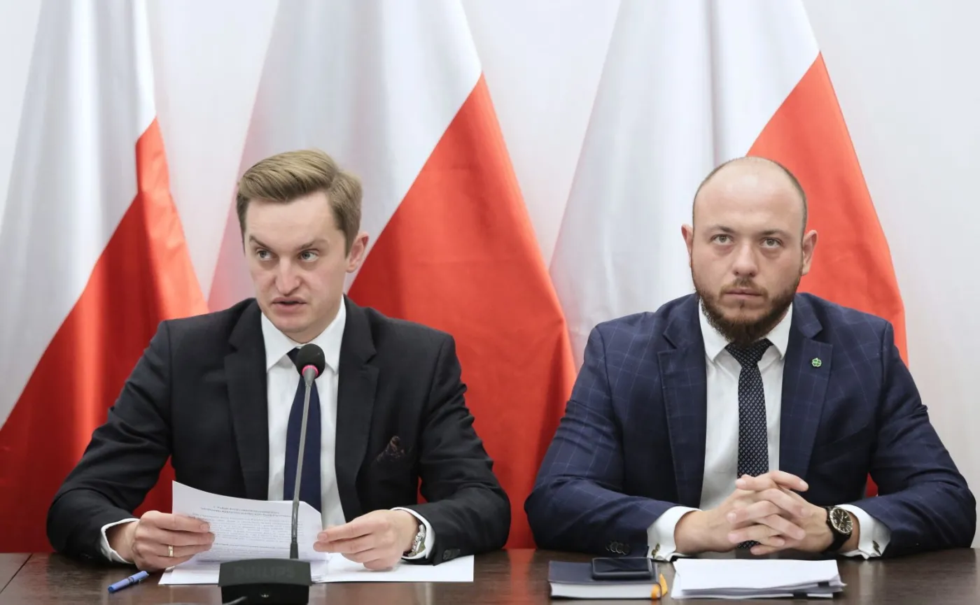 Przewodniczący komisji weryfikacyjnej ds. reprywatyzacji nieruchomości warszawskich Sebastian Kaleta (L) oraz członek komisji Bartłomiej Opaliński (P) podczas konferencji prasowej, 9 bm. w Ministerstwie Sprawiedliwości w Warszawie
