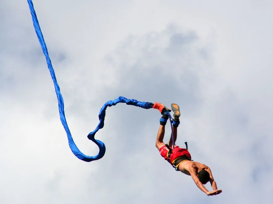 23-latek skoczył na bungee. Lina pękła...