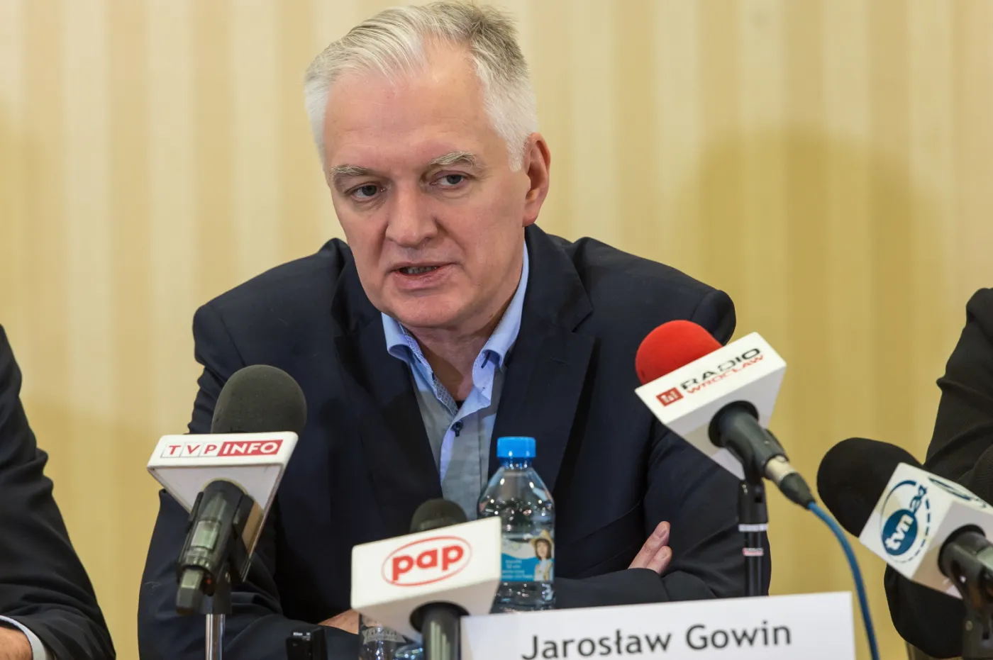 Przewodniczący Polski Razem, wicepremier Jarosław Gowin podczas konferencji prasowej we Wrocławiu.