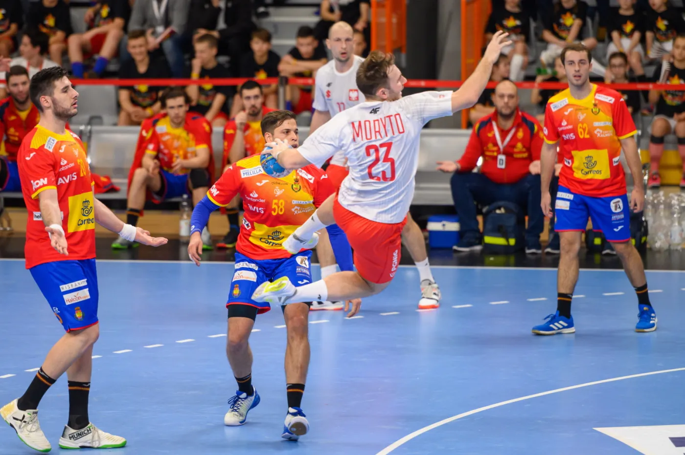 Zawodnik reprezentacji Polski Arkadiusz Moryto (2P), podczas meczu z Hiszpanią w międzynarodowym turnieju towarzyskim, piłkarzy ręcznych o Puchar Czterech Narodów w Tarnowie