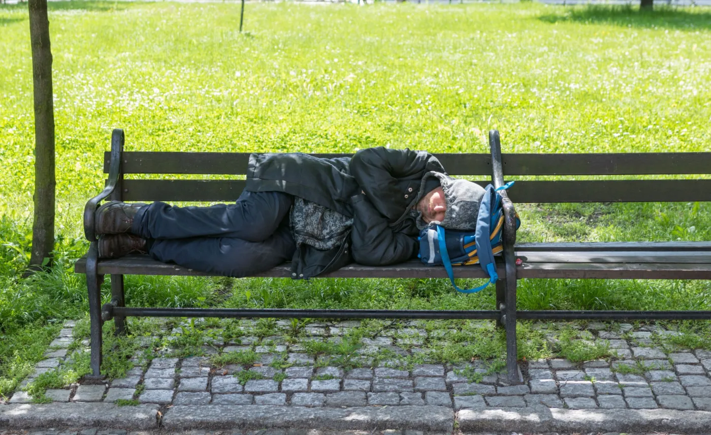 Aby pomagać bezdomnym, organizacje muszą łamać prawo. Resort nie zamierza zmieniać przepisów