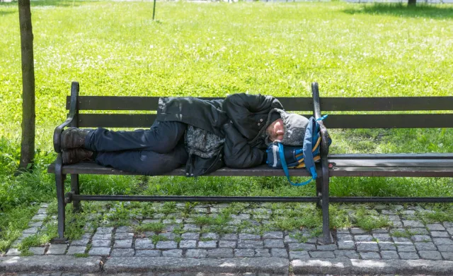 Aby pomagać bezdomnym, organizacje muszą łamać prawo. Resort nie zamierza zmieniać przepisów