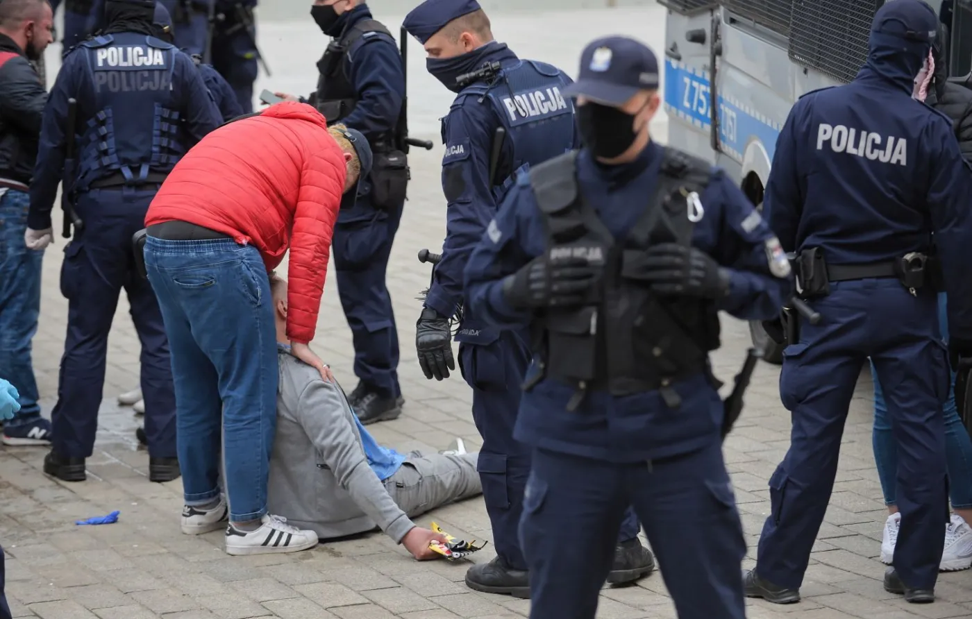 Gazem w protestujących przedsiębiorców. Senator obezwładniony przez policję [WIDEO]