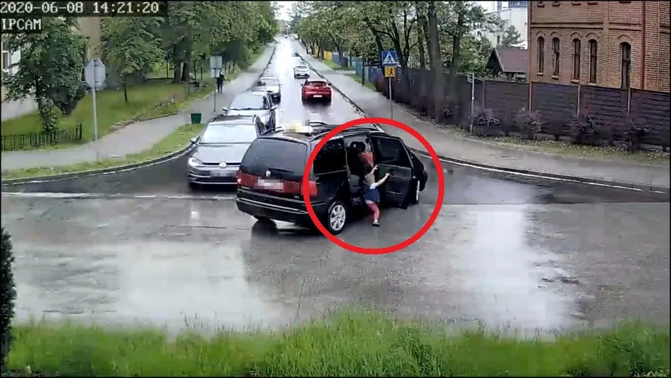 Dziecko wypadło z samochodu. Policja odkryła dramatyczne NAGRANIE