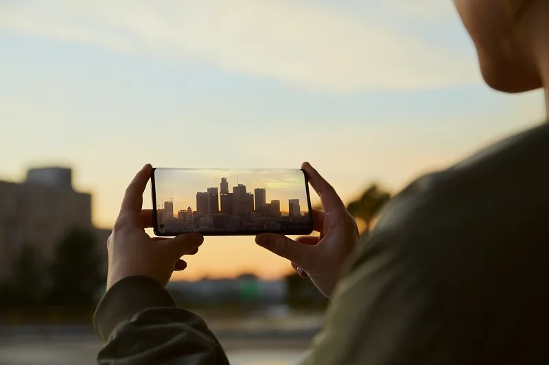 Wspierająca łączność 5G motorola edge to biznesowy smartfon o spektakularnym designie – już w sprzedaży