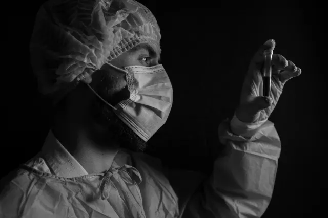 Koronawirus jest z nami już pół roku. Co o nim wiemy? Kiedy będzie szczepionka?