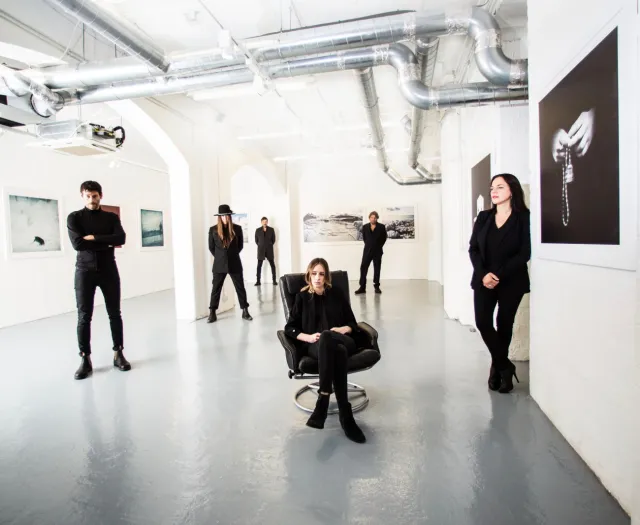 Archive przedstawia nową wersję ich słynnego "Again"