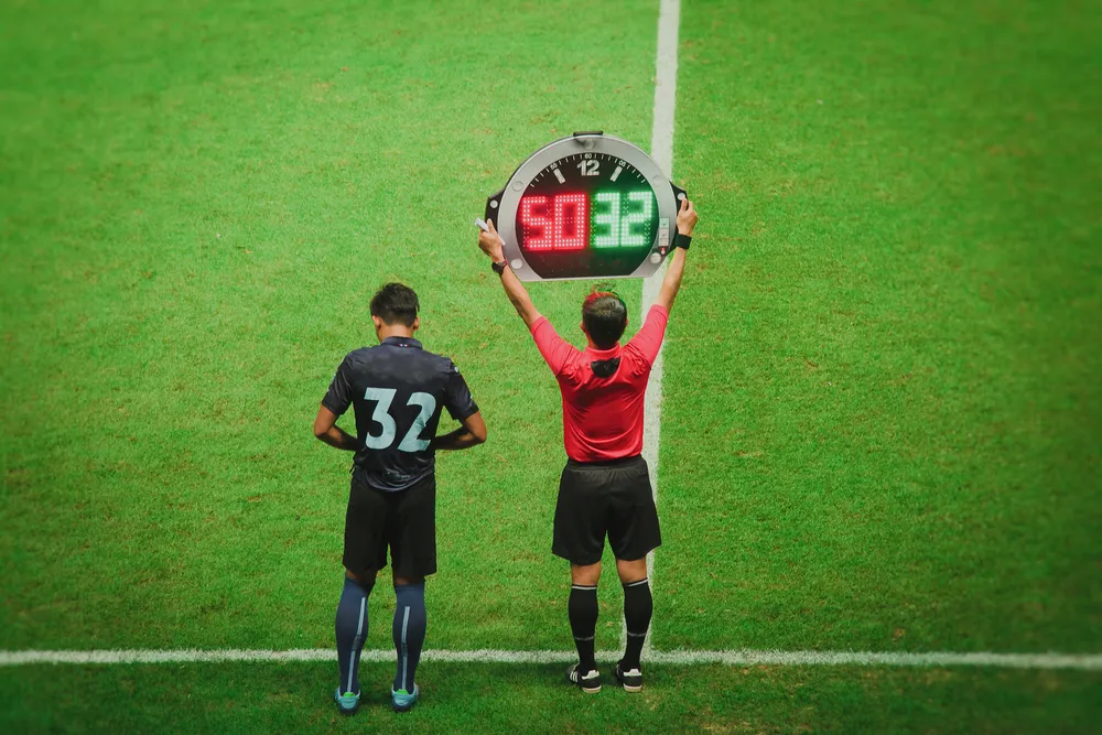 W meczach piłkarskich pięć zmian dozwolonych będzie także w kolejnym sezonie