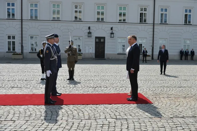 Prezydent Duda złożył kwiaty przy figurze Chrystusa przy Bazylice św. Krzyża