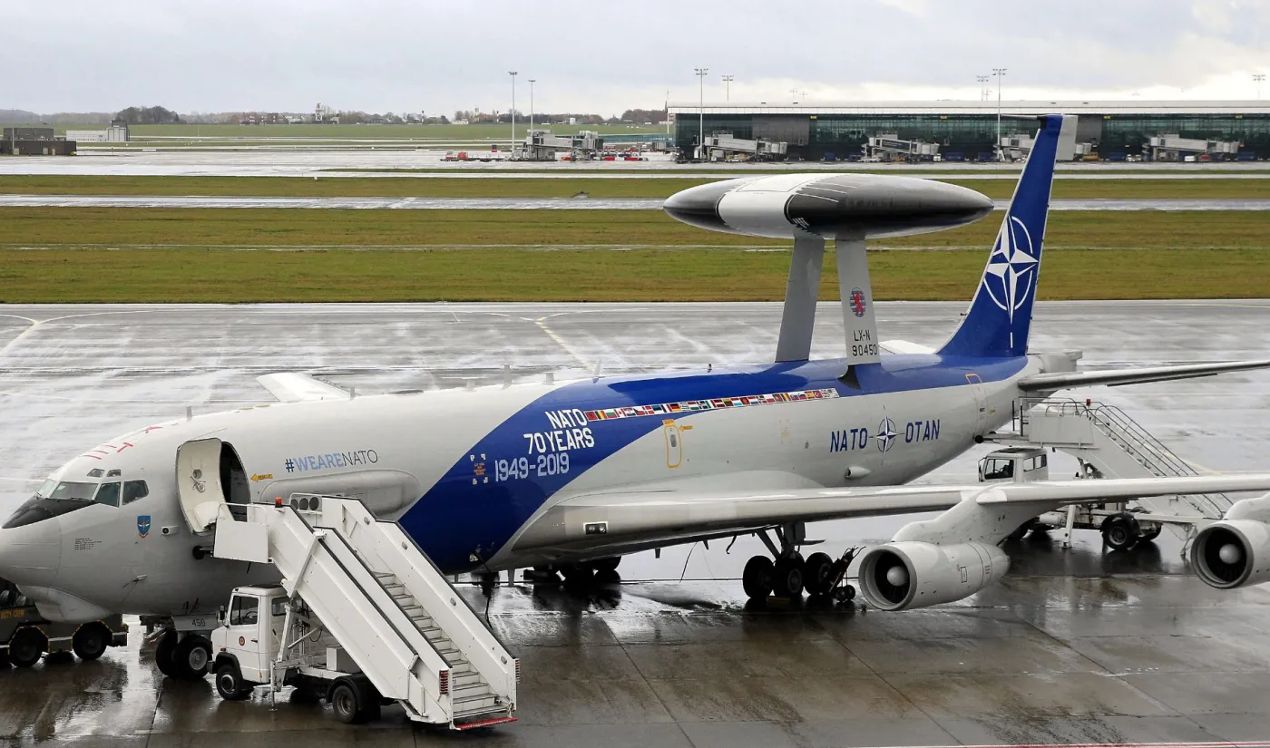 Samolot z gigantycznym radarem krąży nad Warszawą. AWACS kontroluje polskie niebo [WIDEO]