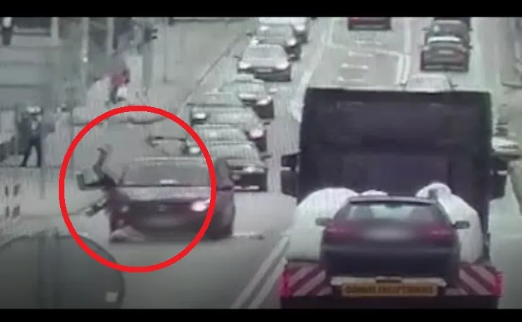 Karawan zmiótł kobietę z pasów. Policja pokazała wideo ku przestrodze