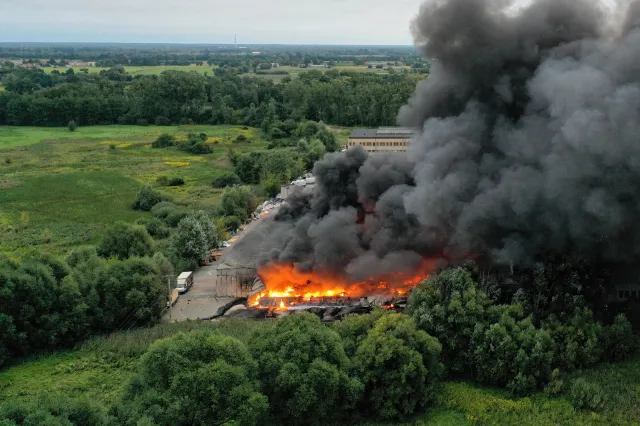 Pożar hali magazynowej w Konstancinie. Powietrze skażone? [WIDEO]