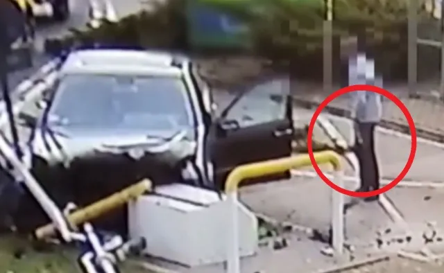 Mercedesem staranował stację paliw. Z auta wysiadł z butelką [WIDEO]