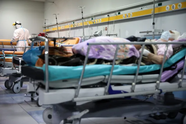 Zamieszanie z izolatoriami. Szpitalom brakuje personelu