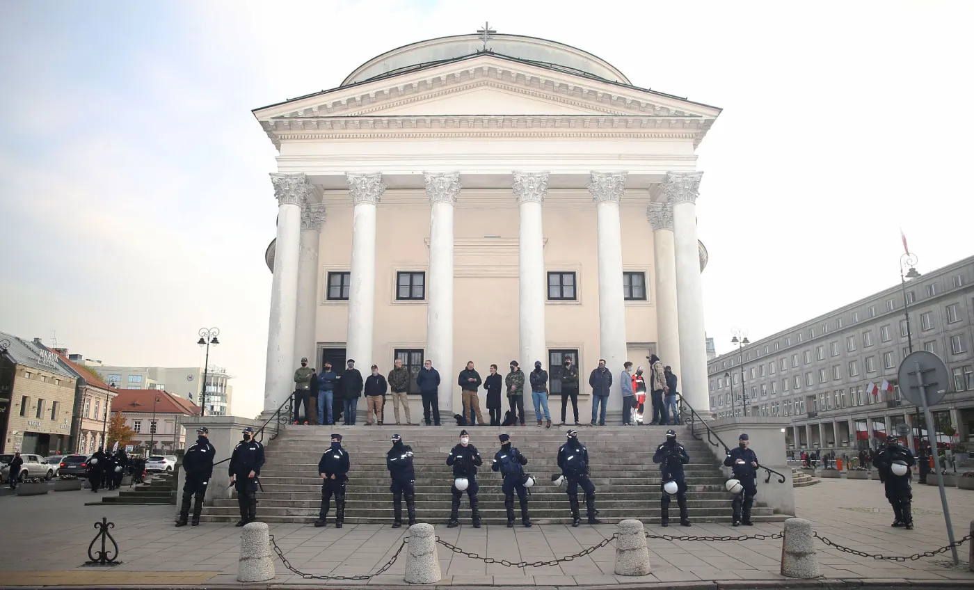 Polsat: Stołeczni policjanci chronią całą dobę kościołów i mieszkań posłów PiS