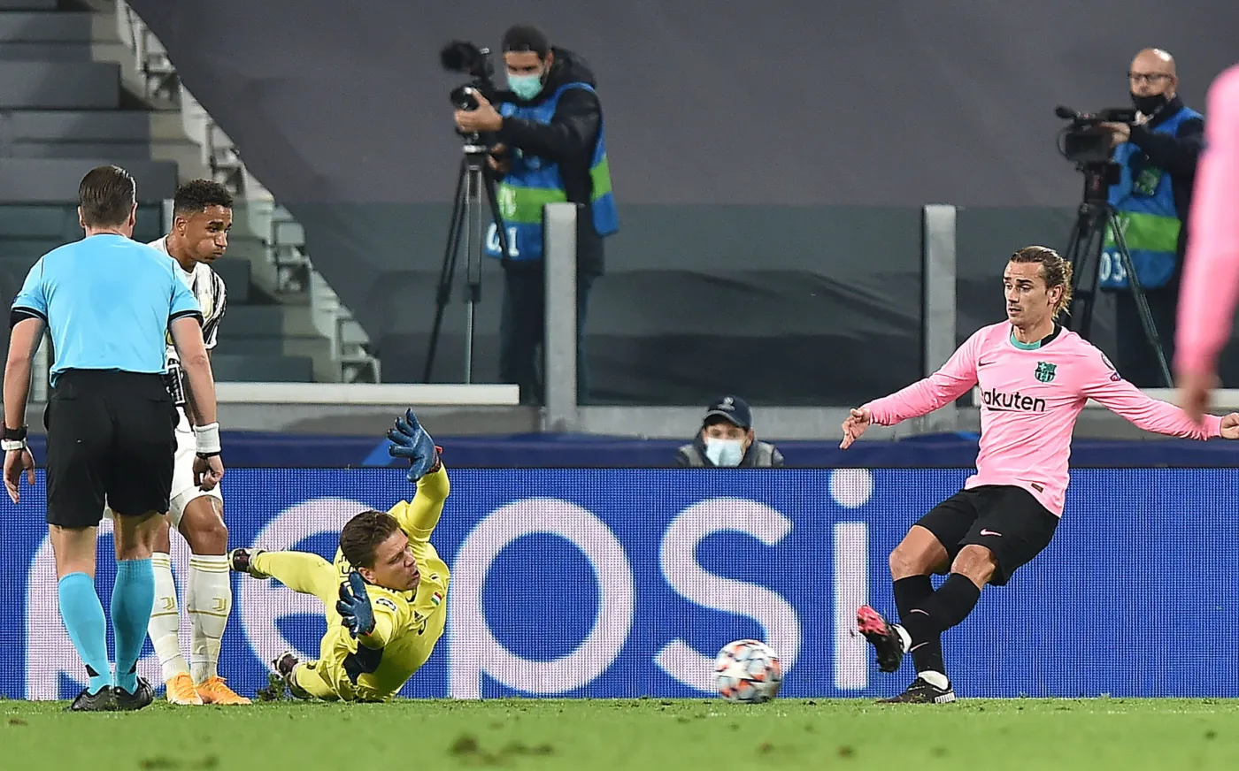 Szczęsny nie zatrzymał Barcelony. VAR zabrał Moracie... 3 gole [WYNIKI i TABELE]
