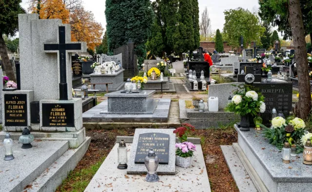 Niebywałe sceny w Olsztynie. Ludzie podstępnie próbują się dostać na cmentarz