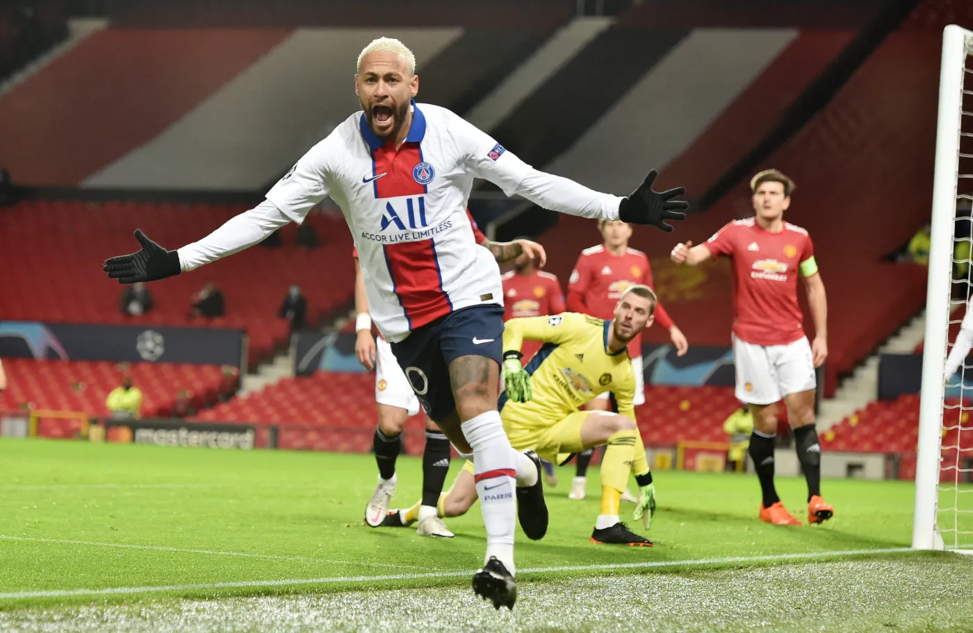 Neymar show na Old Trafford, 4 gole Giroud, awans Borussii [WYNIKI i TABELE]