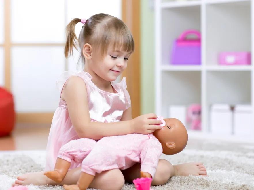 WAŻNE: To, jakimi lalkami bawi się dziewczynka, ma znaczenie dla jej rozwoju