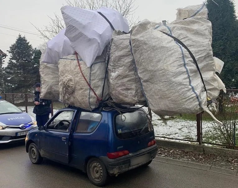 Na dachu Seicento wiózł ładunek dwa razy większy niż auto. Policja w szoku