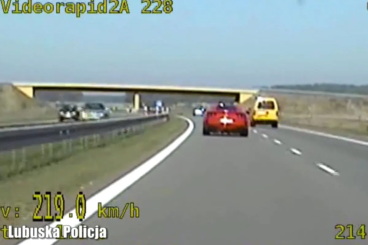 ferrari-37034031.jpg