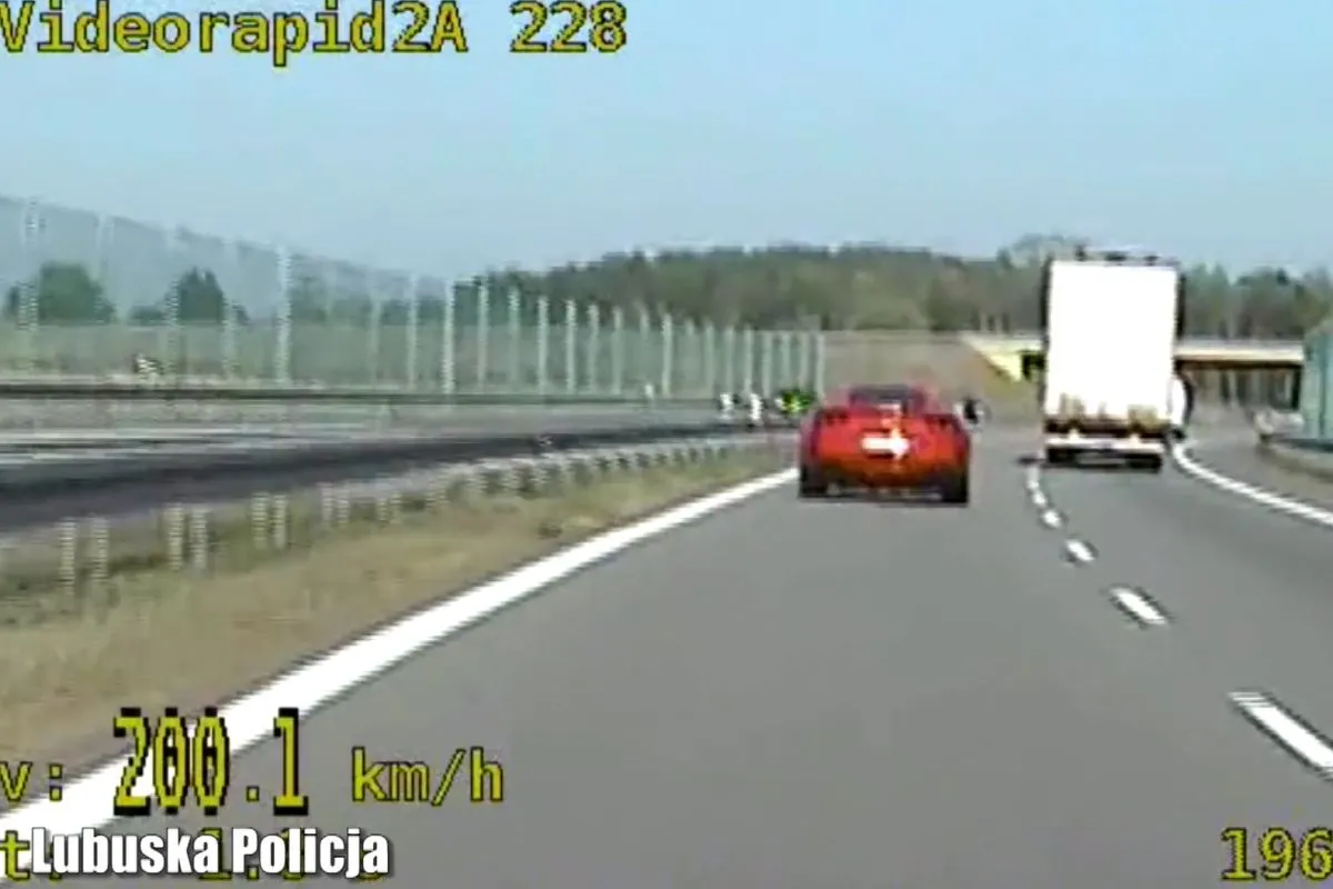 ferrari-37034041.jpg