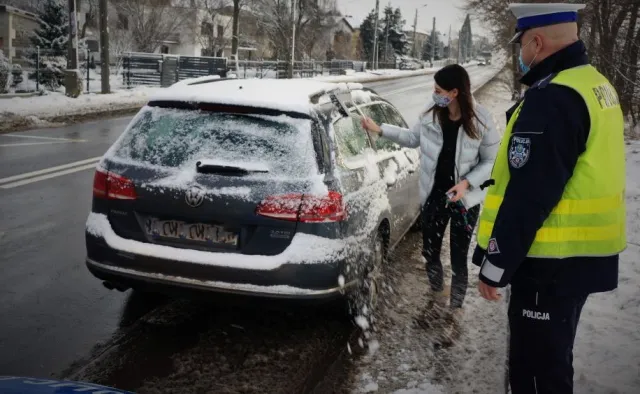 Mandat za odśnieżanie samochodu. Teraz 500 zł kary to nie wszystko