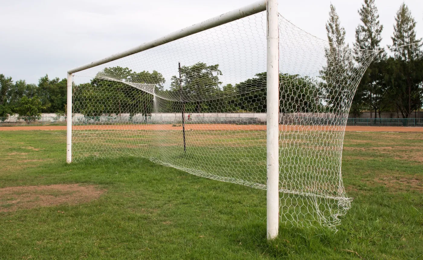 Klub sprzedał piłkarza za... trzy aluminiowe bramki
