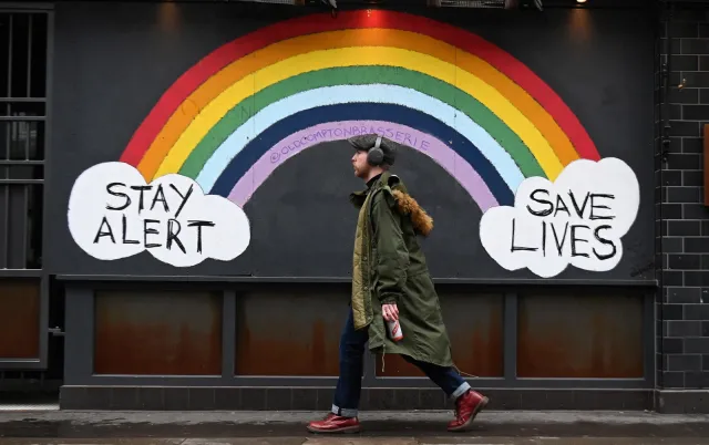 Europa chce się otwierać, ale wirus mówi "nie tak prędko, kochani"