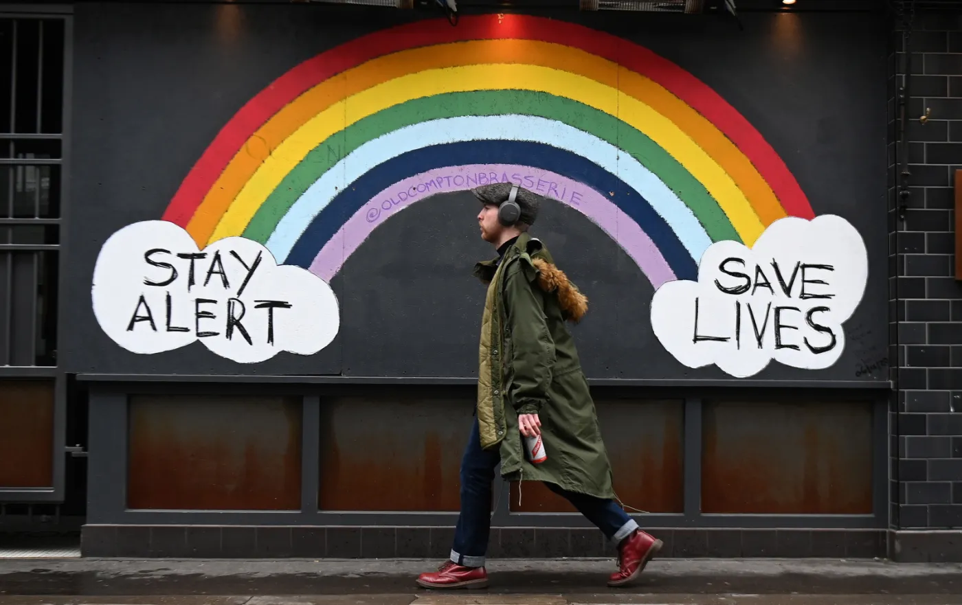Europa chce się otwierać, ale wirus mówi "nie tak prędko, kochani"