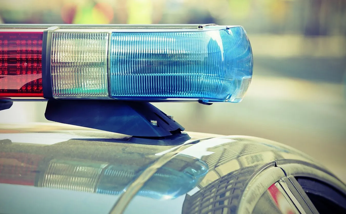 Rzucił się z maczetą na dziadka. Policja musiała użyć broni i gazu