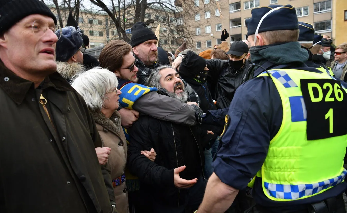Nielegalna demonstracja koronasceptyków  w Szwecji. Musiała interweniować policja