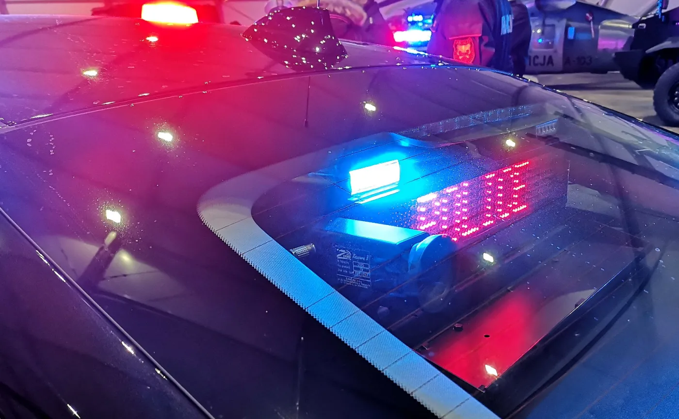 Samochód spłonął na S8. Strażacy odnaleźli poparzone ciało poniżej estakady