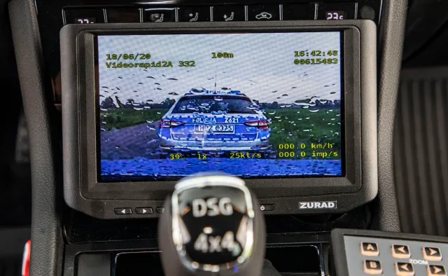 Chciał podpalić auto. O zapalniczkę poprosił policjanta