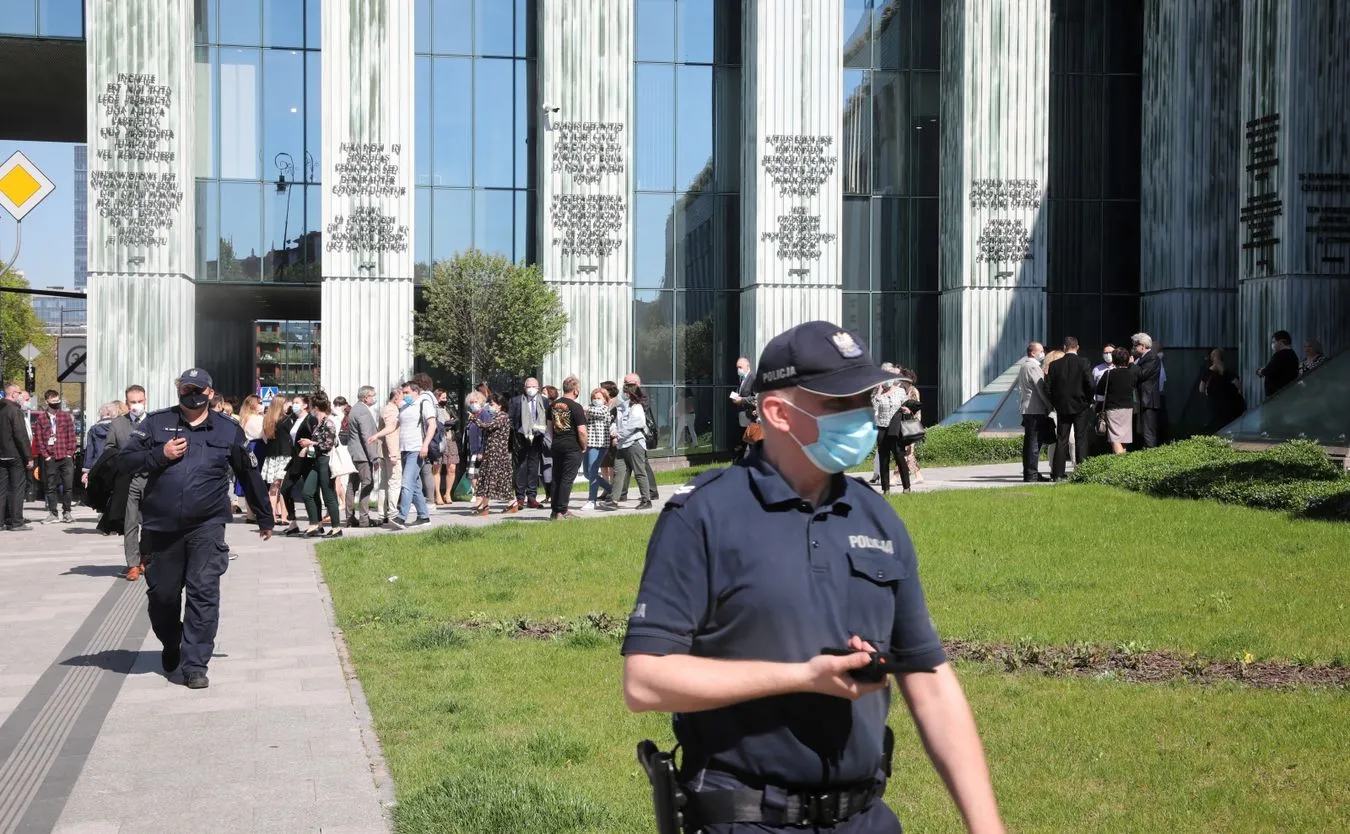 Ewakuacje SN, KRS i NIK. Doniesienia o bombach