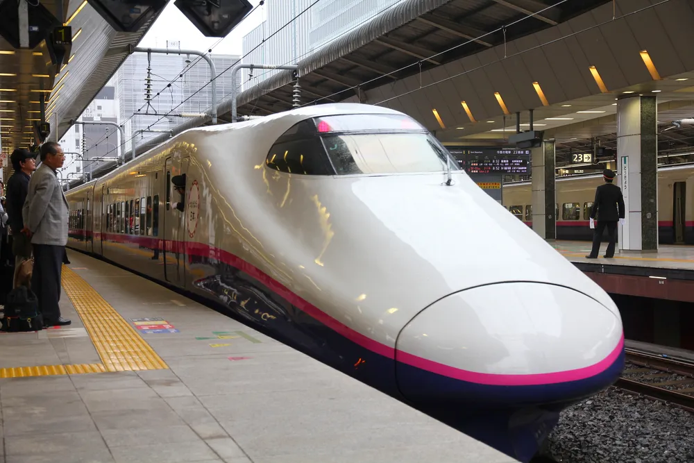 Konduktor zamiast maszynisty za sterami Shinkansena. Zdradziła go minuta spóźnienia
