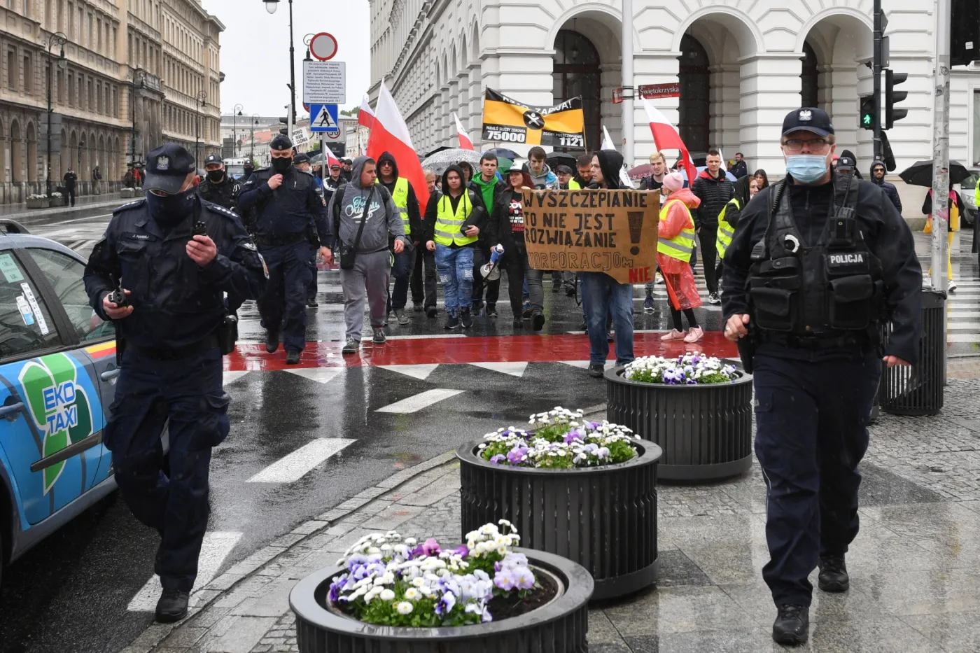 Protest antyszczepionkowców w Warszawie. Doszło do incydentów, interweniowała policja