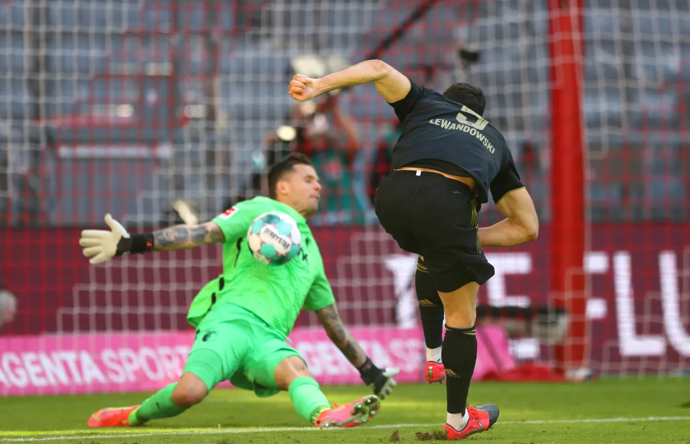 Lewandowski i Gikiewicz po ostatnim gwizdku mogli pośmiać się ze swojego pojedynku