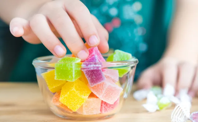 W pandemii jemy więcej słodyczy. Zyskaliśmy "koronakilogramy"