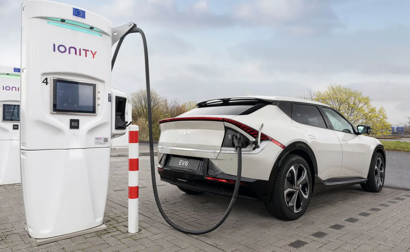 Nowa Kia EV6 zaskoczy w Polsce ceną szybkiego ładowania. Przybędzie nowych stacji IONITY