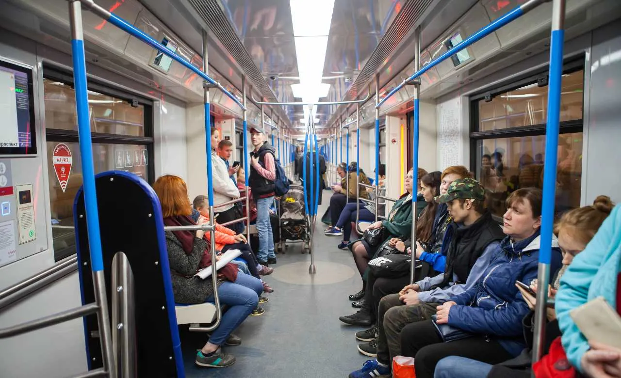 Bloger odpowie za "dowcip". Padł na ziemię w metrze i symulował drgawki