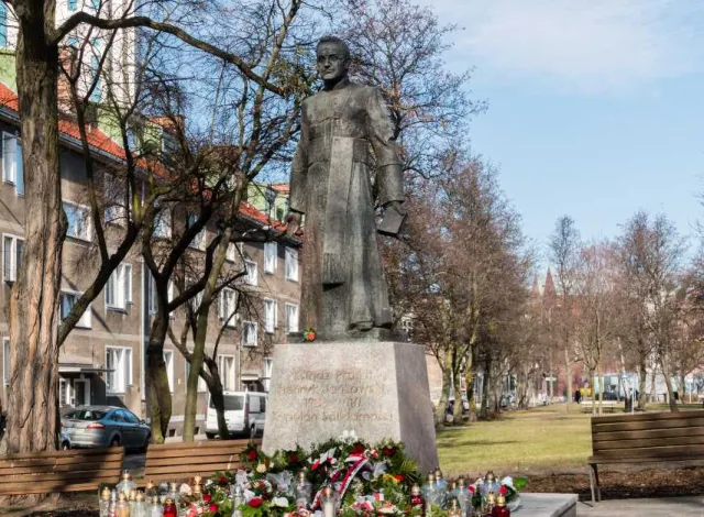 Zakończył się proces mężczyzn, którzy przewrócili pomnik prałata Jankowskiego
