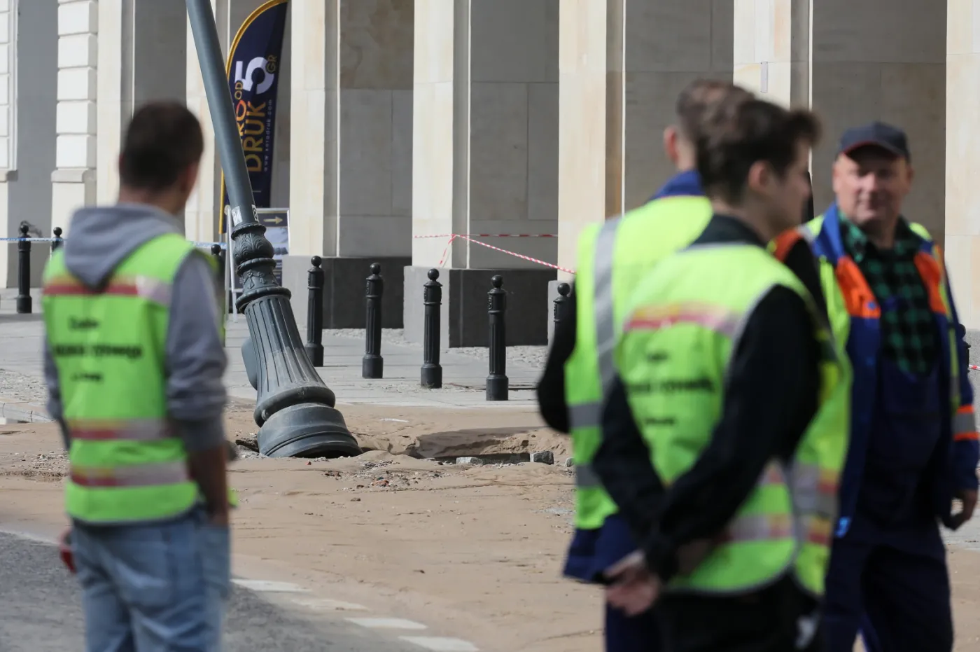 Wielka awaria wodociągowa w centrum Warszawy. Woda zalała Krakowskie Przedmieście